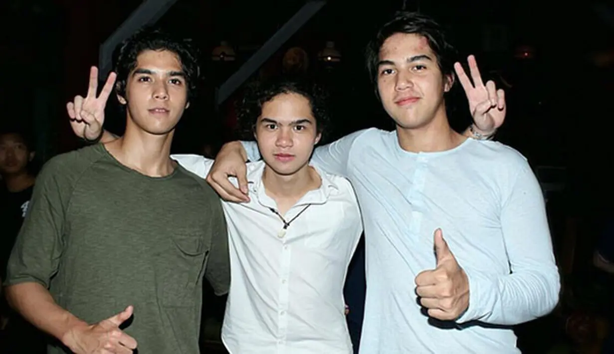 Suasana haru pun terjadi saat El yang didampingi sang bunda hendak berangkat ke London, terlebih saat dua saudara laki-lakinya, Al dan Dul juga ikut melepas kepergian El di bandara. Mereka pun saling berpelukan. (Instagram/elelrumi)