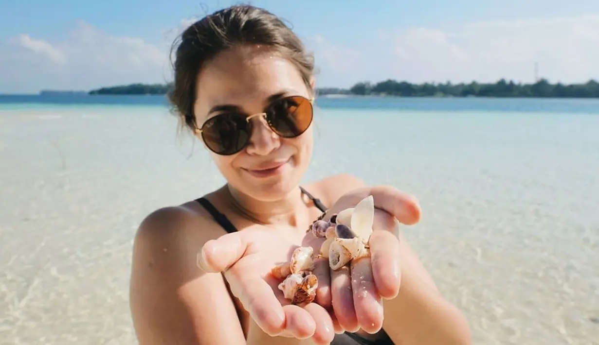 Sebagai selebriti, Sabai Morscheck kerap unggah momen liburannya di Instagram. Baik saat ke luar negeri maupun ke pantai-pantai yang Indah di Indonesia. Dalam liburannya, ia pun tak lupa unggah momen serunya yang curi perhatian. (liputan6.com/IG/@sabaidieter)