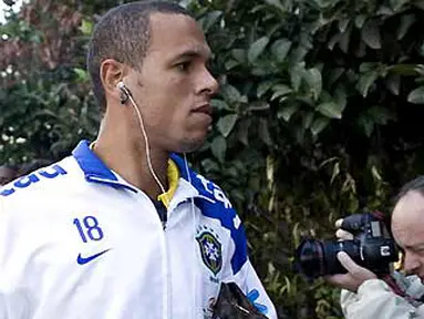 Luis Fabiano tiba di pusat latihan Timnas Brasil pada Juni 2009 di Johannesburg, Afrika Selatan. Brasil menghadapi Afsel di semifinal Piala Konfederasi pada 25 Juni. AFP PHOTO/ANTONIO SCORZA
