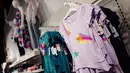 Pakaian atasan untuk anak perempuan merek Cat & Jack terbuat dari olahan kain sutra dan daur ulang polister yang dijual di toko Target, New York, Jumat (14/7). Saat ini orang tua mulai mencari pakaian daur ulang dari bahan bekas. (AP/Mark Lennihan)