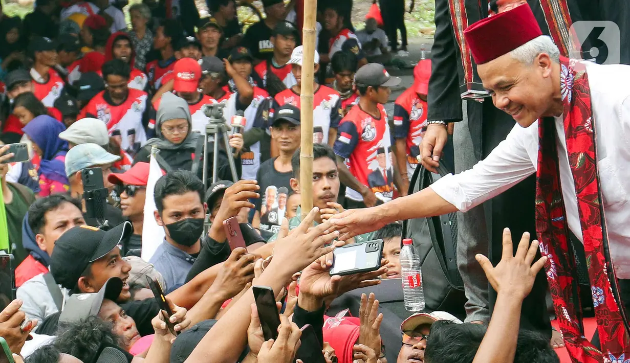 "Nanti mereka akan bertanya kepada bapak ibu sekalian, apa programnya? Maka nanti dari TPN, TPD, akan membantu untuk bisa menyampaikan kepada FBR, kepada warga Madura yang ada di sini," kata Ganjar dalam pidatonya. (Liputan6.com/Herman Zakharia)