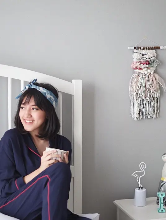 Tak selalu dipakai di leher, kali ini Ify memakai scarf berwarna biru mudanya menjadi hiasan kepala untuk rambutnya yang pendek. (Instagram/Ifyalyssa)