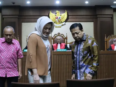 Setya Novanto (kanan) bersama istrinya, Deisti Astriani Tagor bersiap menjadi saksi pada sidang dugaan merintangi penyidikan korupsi e-KTP dengan terdakwa Fredrich Yunadi di Pengadilan Tipikor, Jakarta, Kamis (3/5). (Liputan6.com/Helmi Fithriansyah)