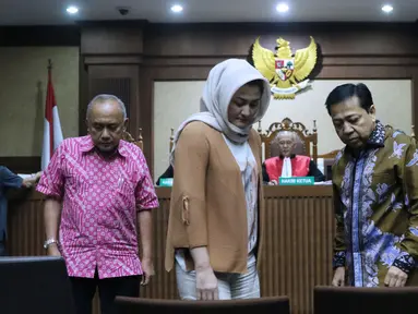 Setya Novanto (kanan) bersama istrinya, Deisti Astriani Tagor bersiap menjadi saksi pada sidang dugaan merintangi penyidikan korupsi e-KTP dengan terdakwa Fredrich Yunadi di Pengadilan Tipikor, Jakarta, Kamis (3/5). (Liputan6.com/Helmi Fithriansyah)