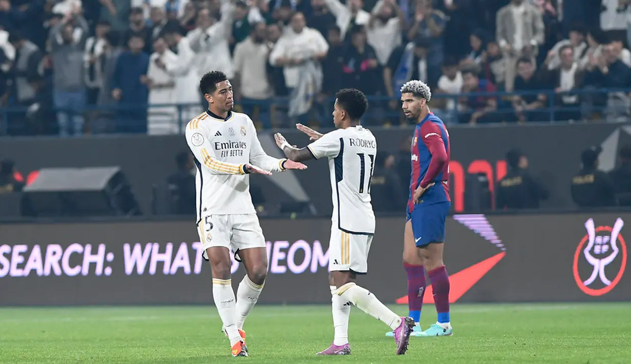 Laga final Real Madrid vs Barcelona seperti biasa berlangsung sengit dan tempo tinggi. Madrid coba untuk mengendalikan jalannya tempo permainan di awal babak pertama. (AP Photo)
