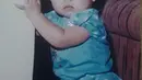 Tanpa ekspresi saat dijepret, Nathalie Holscher semakin lucu dan menggemaskan. Masih berpegangan di tembok saat belajar berdiri, diperkirakan sekitar 8-12 bulan. Dulu imut dan bikin gemas, Nathalie Holscher kini makin memesona bahkan makin populer di industri hiburan Tanah Air. Dilihat dari matanya, tatapan artis kelahiran 14 Desember 1992 tak pernah berubah dan punya ciri khas. (Liputan6.com/IG/nathalieholscher)