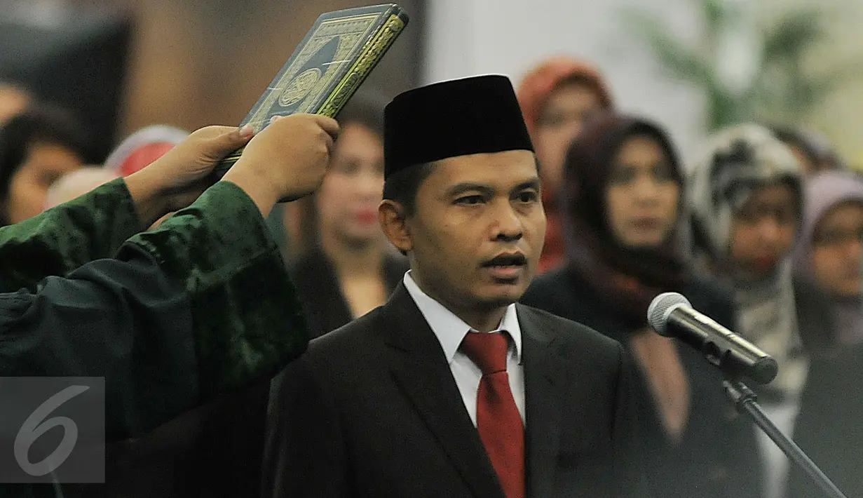 Sekjen MPR yang baru Ma'ruf Cahyono saat bersumpah saat pelantikan dirinya, Senayan, Jakarta, Rabu (3/2/2016). Ma'ruf Cahyono mengantikan Edi Siregar yang memasuki masa pensiun sejak Desember 2015. (Liputan6.com/Johan Tallo)