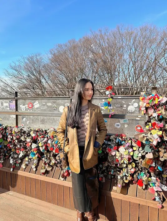 Ia bahkan sempat mengunjungi sahabatnya yang Idol KPop, DK, dengan busana yang stylish [@lyodraofficial]