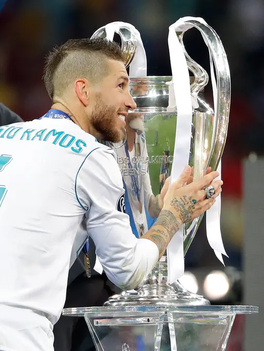 Kapten Real Madrid Sergio Ramos menyentuh trofi setelah memenangkan pertandingan final Liga Champions antara Real Madrid dan Liverpool di Stadion NSK Olimpiyskiy, Ukraina (26/5). (AP/Sergei Grits)