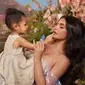 Menggemaskan, Stormi Puji Penampilan Kylie Jenner Saat Memakai Koleksi Lip Kit Terbarunya (dok. Instagram @kyliejenner/Brigitta)