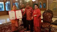 Momen Tri Rismaharini terima gelar bangsawan dari Keraton Surakarta (Sumber: Instagram/surabaya)
