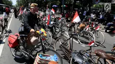 Paguyuban Sepeda Baheula Bandung melakukan persiapan sebelum dimulainya Karnaval Kemerdekaan Pesona Parahyangan 2017 di sekitar Gedung Sate, Bandung, Sabtu (26/8). Karnaval ini akan dihadiri oleh Presiden Joko Widodo (Jokowi). (Liputan6.com/Johan Tallo)