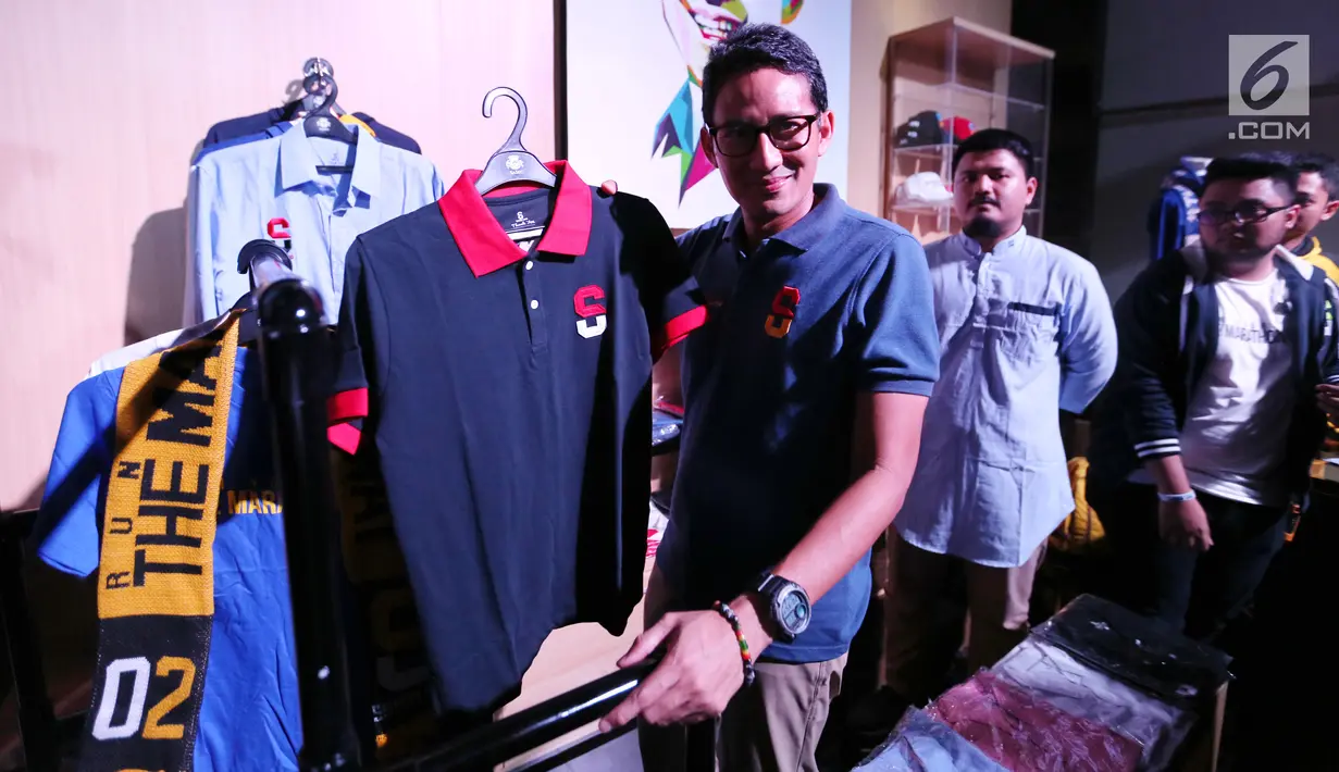 Cawapres nomor urut 02, Sandiaga Uno menunjukkan baju pada peluncuran merchandise Thesandiuno, di Jakarta, Senin (04/2). Merchandise Thesandiuno didesain styles yang menyasar pangsa pasar milenial. (Liputan6.com/Fery Pradolo)