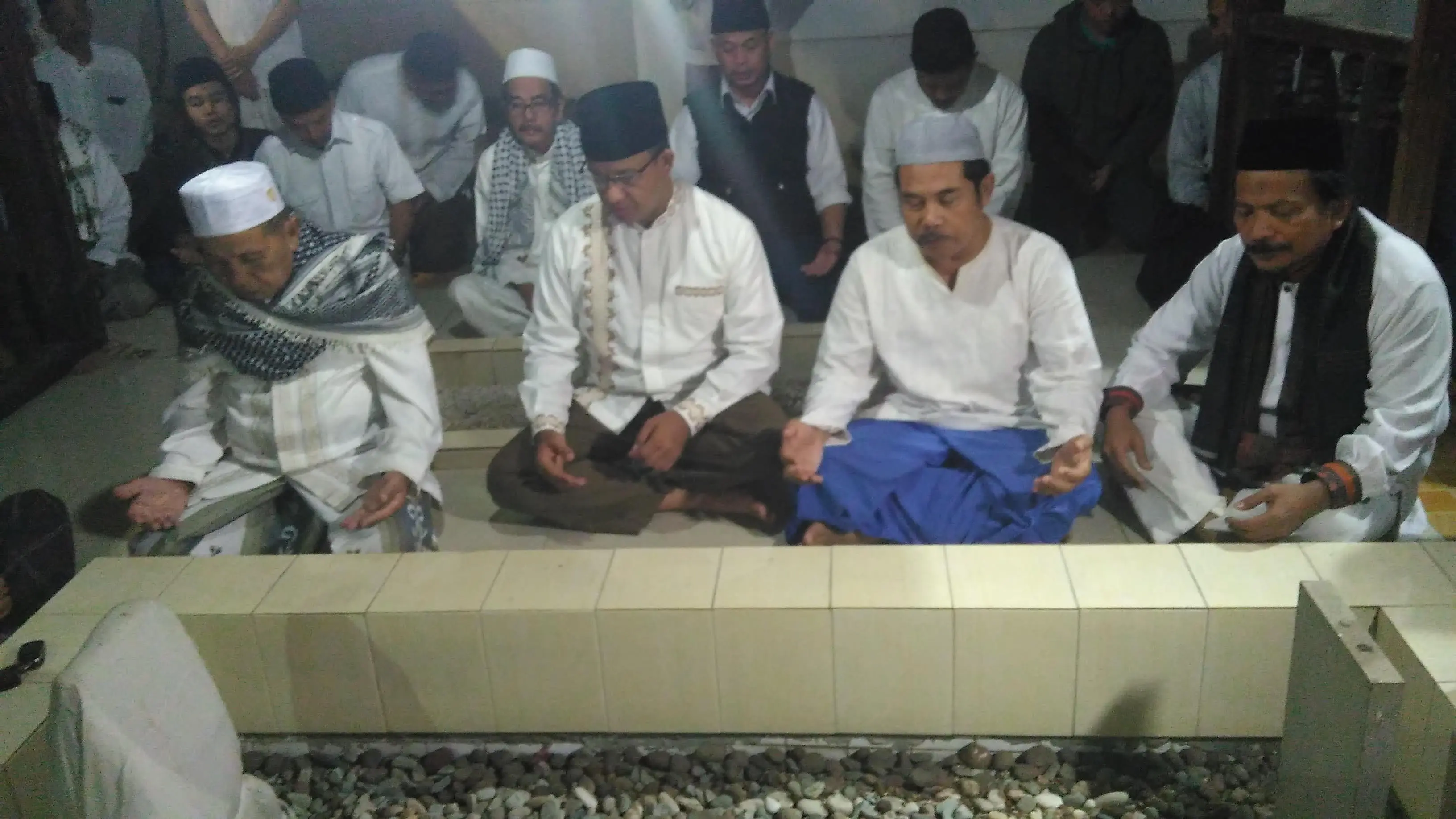 Anies Baswedan ziarah ke makam tokoh masyarakat jelang pencoblosan Pilkada DKI putaran kedua. (Liputan6.com/Rezki Apriliya)