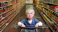 Saat keinginannya tak terpenuhi anak Anda langsung marah, menangis hingga berbaring di lantai? Begini cara mengatasi tantrum pada anak. (Foto: s.hswstatic.com)