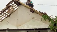 Puluhan rumah di Banyuwangi rusak akibat dihantam angin puting beliung (Hermawan Arifianto/Liputan6.com)