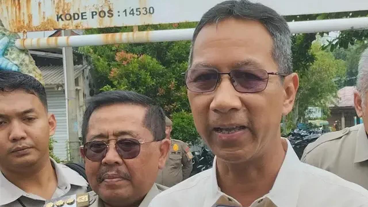 Heru bahkan melakukan panggilan video kepada Pemerintah Kota (Pemkot) untuk memantau ASN WFH.