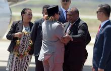 FOTO: Gagah Berkaca Mata Hitam Saat Tiba di Papua Nugini, Prabowo Subianto Langsung Disambut Hangat PM James Marape