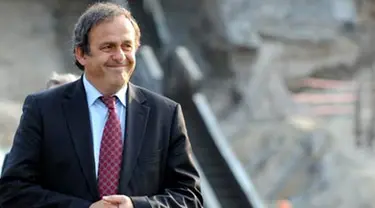 UEFA president Michel Platini smiles as he examines a construction site during a visit on rebuilding Kiev&#039;s stadium Olympiysky on April 15, 2009. AFP PHOTO/ SERGEI SUPINSKY 