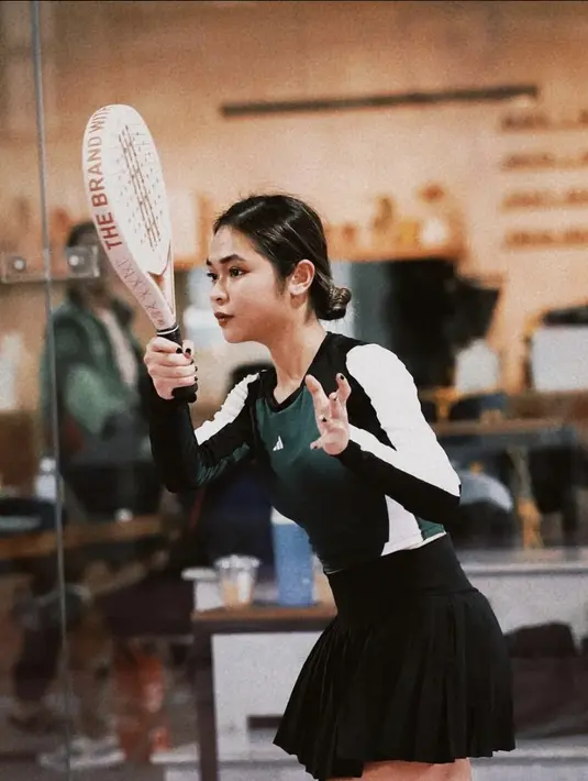 Gaya atheisure Regina juga mengelevansi kesan sporty yang dihadirkan. [Foto: Instagram/ Regina Poetiray]
