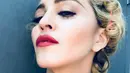 Madonna pernah membuat kesal tetangga karena melakukan gladi resik di apartemennya. Akhirnya ia pun memindahkan gladi resiknya ke studio. (instagram/madonna)