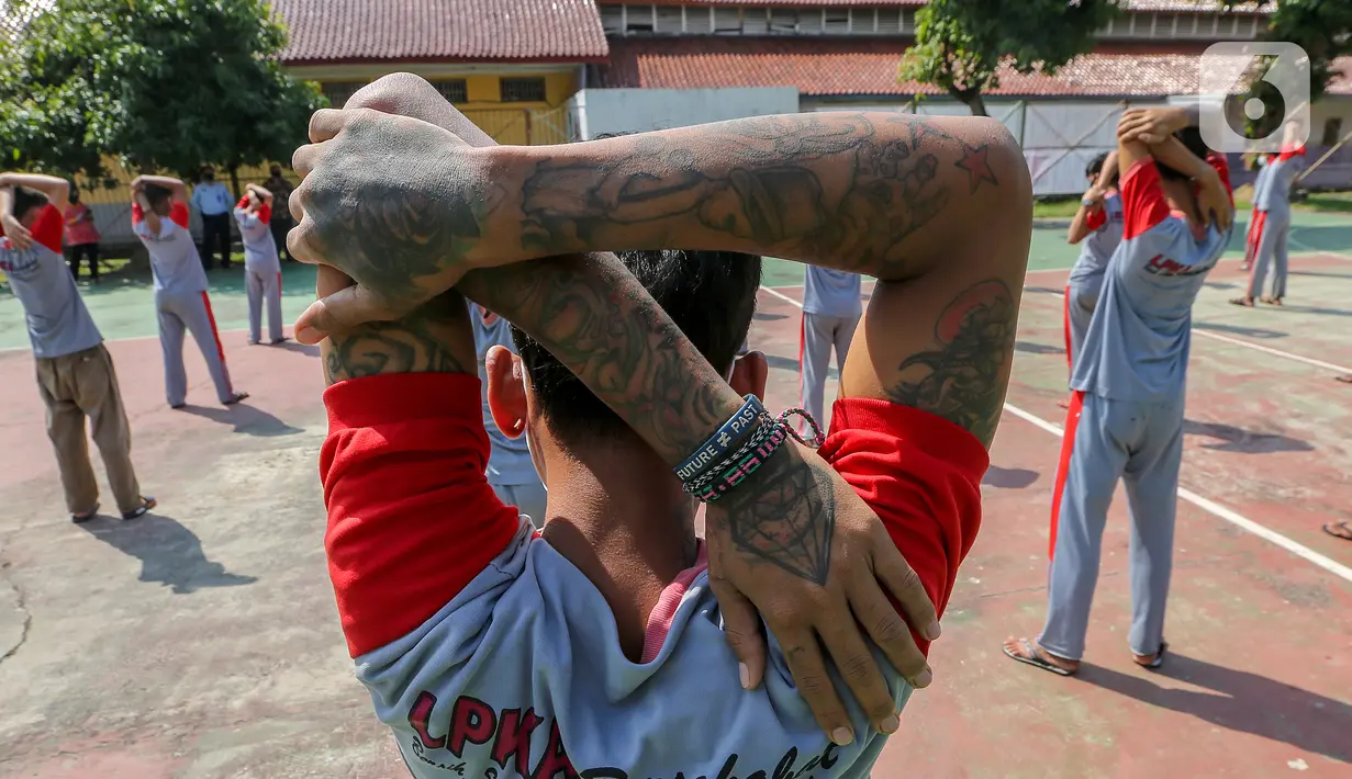 Anak binaan melakukan peregangan otot atau stretching di lapangan Lembaga Pembinaan Khusus Anak (LPKA) Klas 1 Tangerang, Banten, Sabtu (30/5/2020). Kegiatan yang rutin dilakukan setiap pagi juga menjaga tubuh terserang penyakit selama pandemi Covid-19. (Liputan6.com/Fery Pradolo)