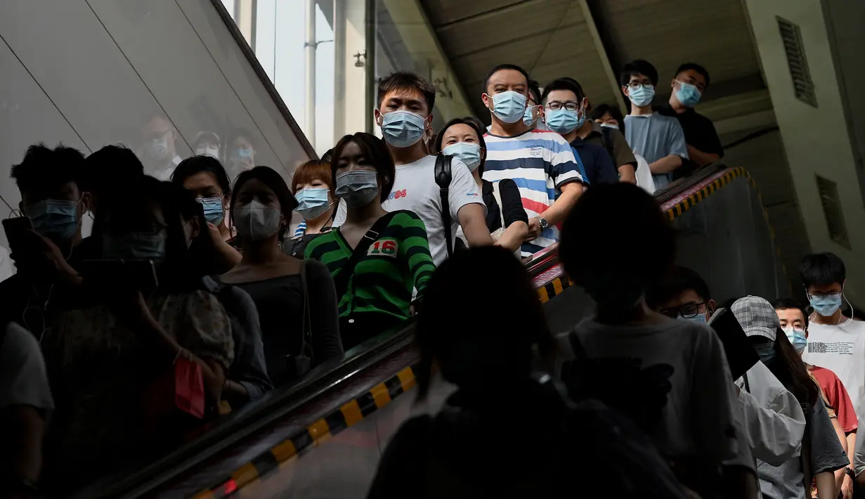 Orang-orang bepergian di kereta bawah tanah selama jam sibuk di Beijing pada Rabu (4/8/2021). China mendeteksi infeksi corona tertinggi dalam 6 bulan belakangan setelah menggelar tes Covid-19 massal pada Rabu (4/8). (Noel Celis / AFP)