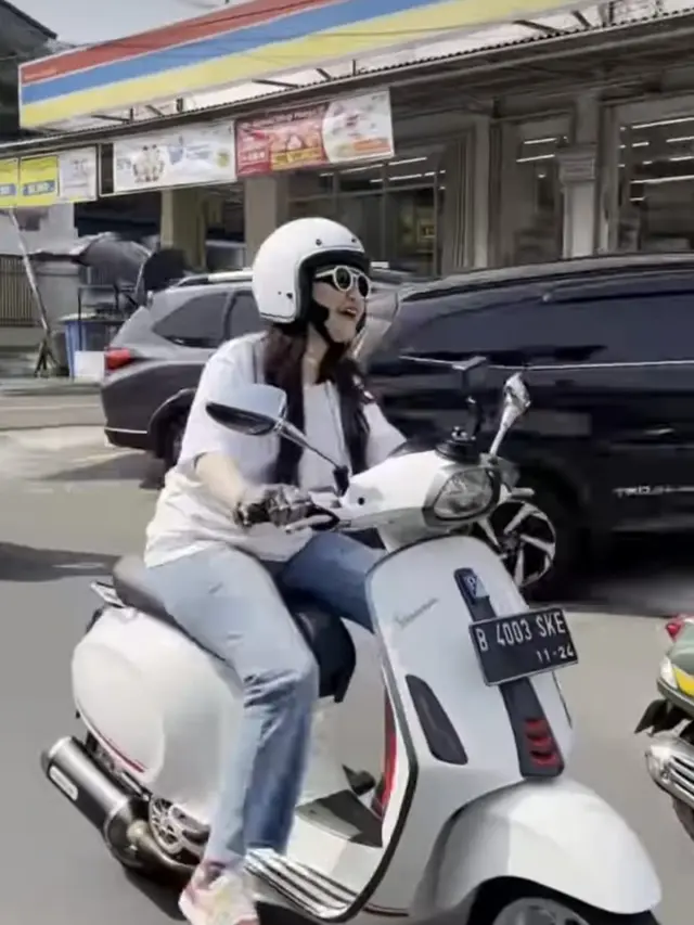 Nathalie Holscher Asik Naik Vespa Bareng Geng Motor
