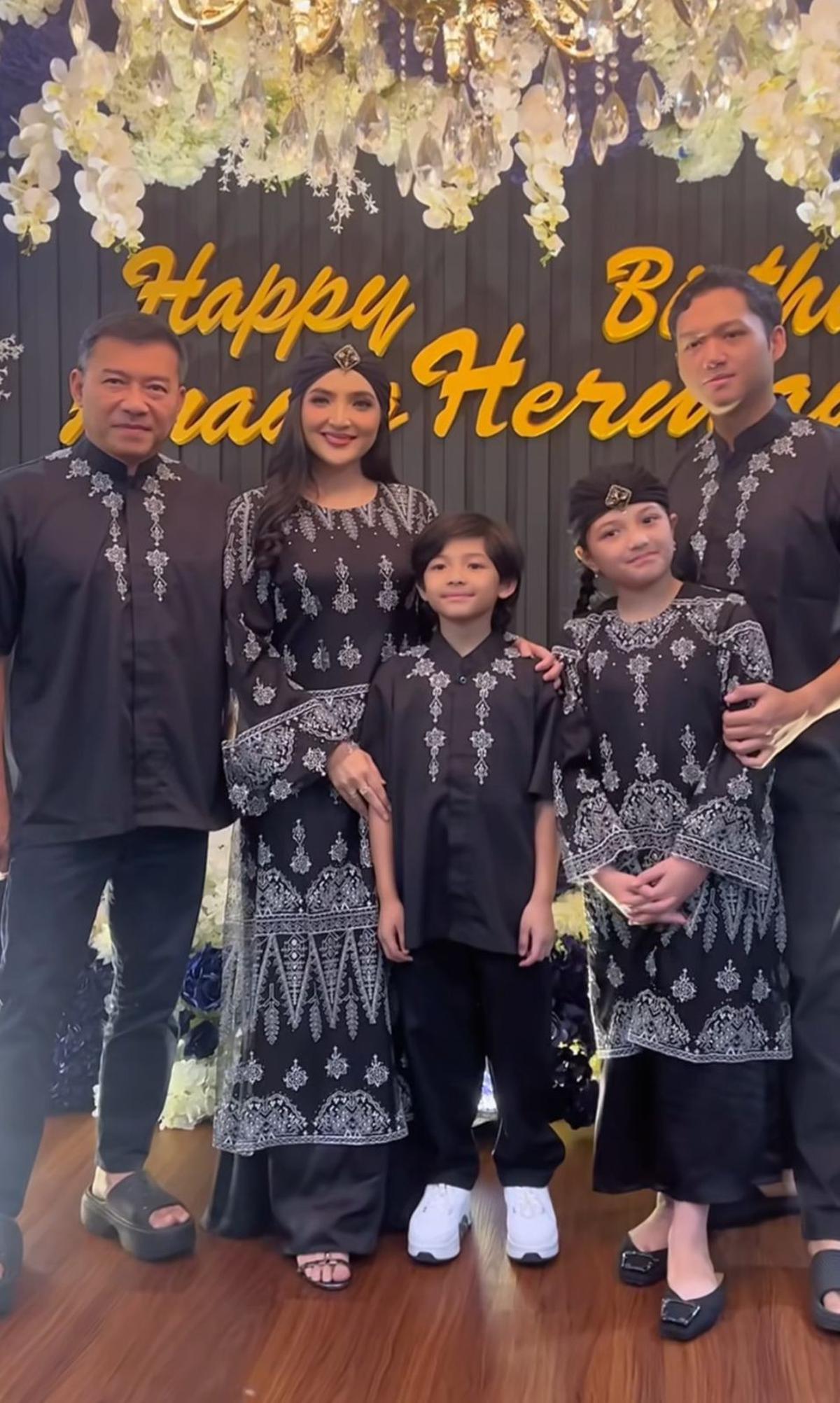 7 Potret Ulang Tahun Anang Hermansyah ke-56, Bukber dengan Keluarga dan Sahabat Artis