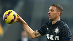 Lukas Podolski resmi bergabung dengan Inter Milan pada Senin (6/1/2015), dengan status sebagai pemain pinjaman dari Arsenal hingga musim 2014-2015 berakhir. (AFP/Marco Bertorello)