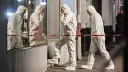 Tim forensik memasuki gedung di tempat kejadian setelah penembakan di pusat Hanau, Jerman, Kamis (20/2/2020). Penembakan dilakukan pelaku dari dalam mobil yang bergerak itu menewaskan delapan orang dan menyebabkan lima orang lainnya terluka.  (AP Photo/Michael Probst)