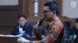 Gubernur nonaktif Jambi, Zumi Zola memberi keterangan pada sidang lanjutan dugaan suap dan gratifikasi di Pengadilan Tipikor, Jakarta, Senin (29/10). Sidang mendengar keterangan terdakwa, Zumi Zola. (Liputan6.com/Helmi Fithriansyah)