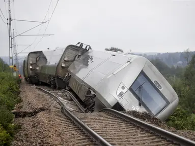 Sebuah kereta yang membawa 120 penumpang terlihat tergelincir antara Iggesund dan Hudiksvall di Swedia, Senin 7 Agustus 2023. (Mats Andersson/TT News Agency via AP)