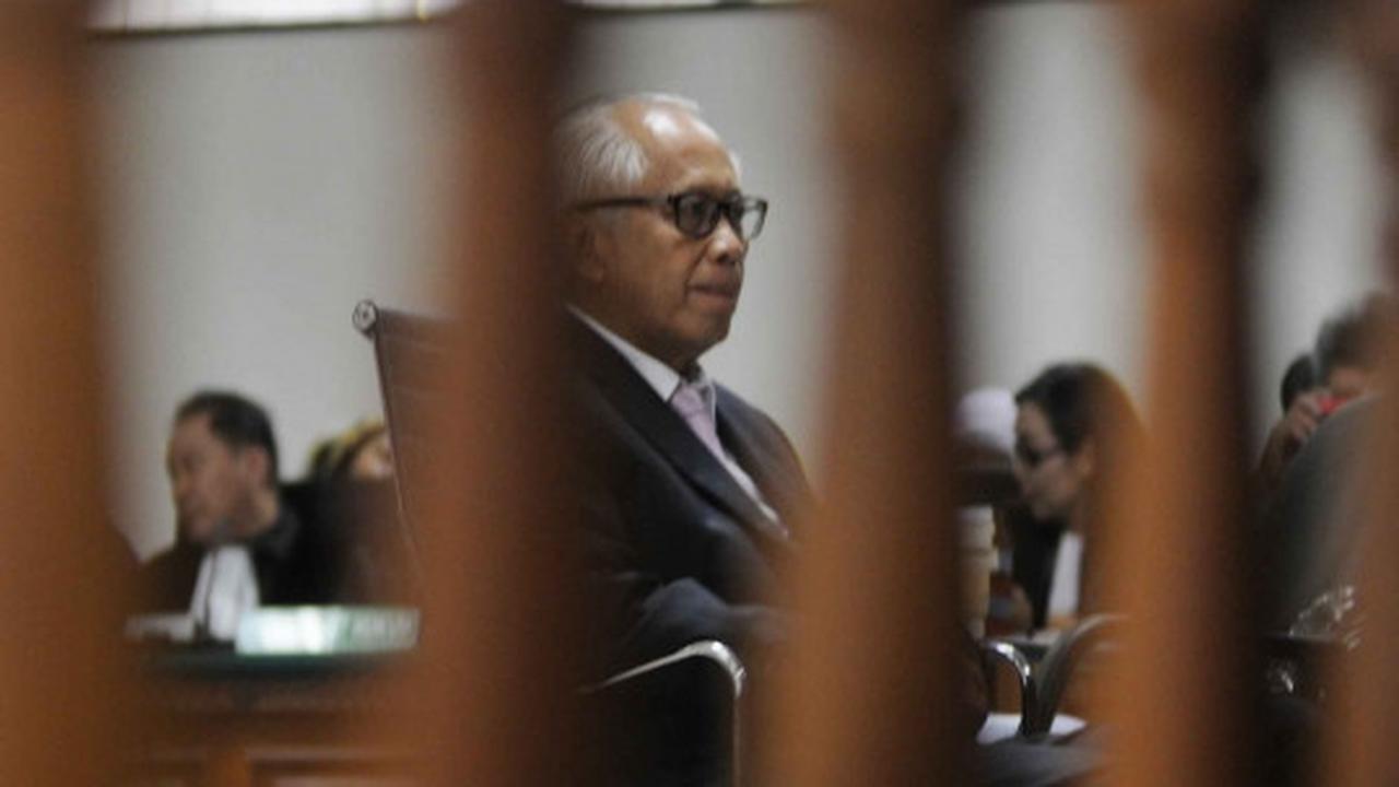 Sidang perdana, OC Kaligis dengar dakwaan JPU