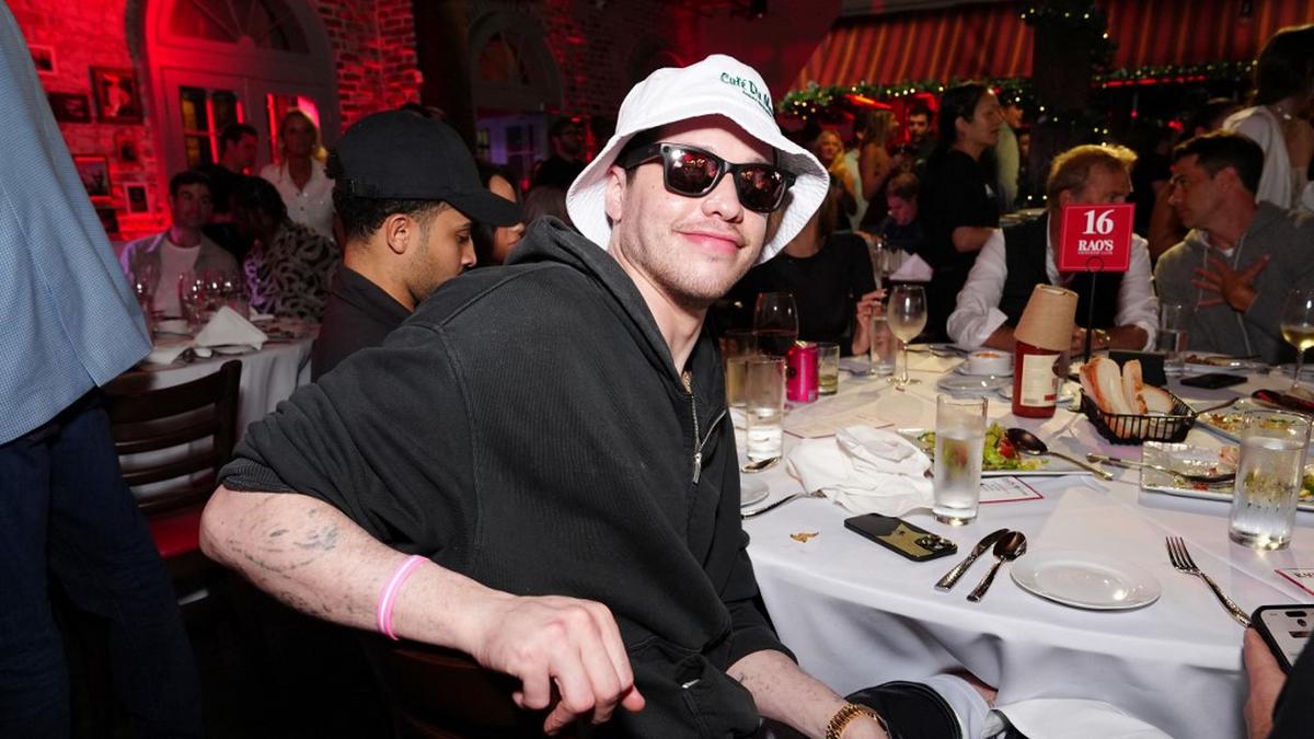 Pete Davidson Ungkap Butuh 10 Tahun Lagi untuk Hapus 200 Tato di Tubuhnya