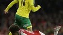 Pemain Arsenal, Reiss Nelson (bawah) terjatuh saat berebut bola dengan pemain Norwich City, Josh Murphy pada laga Piala Liga Inggris di Emirates Stadium, London, (24/10/2017). Arsenal menang 2-1. (AP/Alastair Grant)