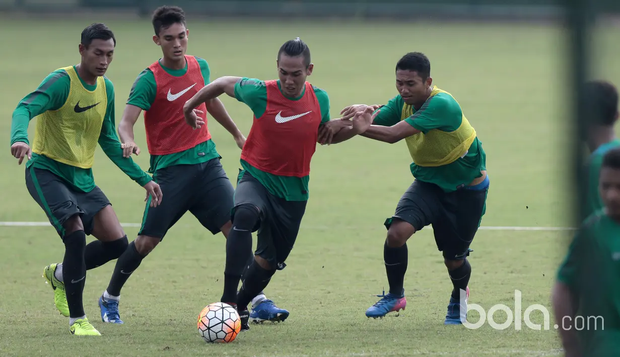 Hansamu Yama, (kiri) berlatih bersama rekan-rekannya di Lapangan Sekolah Pelita Harapan, Karawaci, Jumat (17/3/2017). Timnas U-22 mempersiapkan diri melawan Myanmar pada laga persahabatan 21 Maret 2017. (Bola.com/Nicklas Hanoatubun)