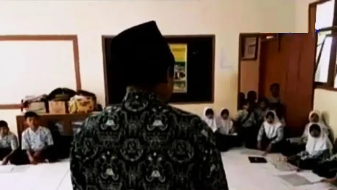 Kilas Indonesia: Gedung Ambruk, Siswa Banyumas Belajar di Musala
