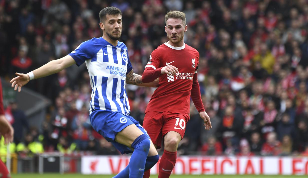 Di tengah persaingan Manchester City dan Arsenal untuk menguasai puncak klasemen sementara Premier League 2023/2024 pada pekan ke-30, Liverpool sukses melewati keduanya untuk menyusup ke puncak klasemen berkat kemenangan 2-1 atas Brighton and Hove Albion di Anfield Stadium, Minggu (31/3/2024). Sempat tertinggal lewat gol cepat Danny Welbeck saat laga baru berlangsung 87 detik, The Reds mampu comeback dengan mencetak dua gol lewat Luis Diaz (27') dan Mohamed Salah (65'). Eks Brighton yang kini membela Liverpool, Alexis Mac Allister terpilih sebagai Man of The Match berkat penampilan impresifnya di mana ia juga sukses menyumbang satu assist atas gol penentu Mohamed Salah. (AP Photo/Rui Viera)
