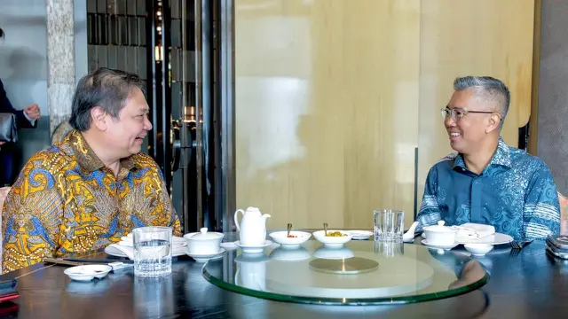 Menteri Koordinator Bidang Perekonomian Airlangga Hartarto bertemu dengan Menteri Investasi, Perdagangan dan Industri (MITI) Tengku Datuk Seri Zafrul Abdul Azis.
