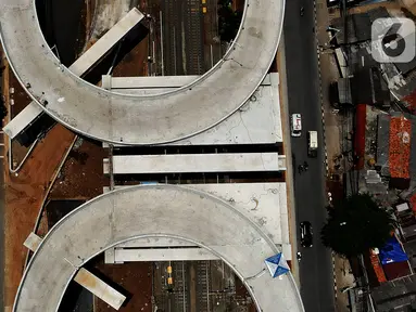 Foto dari udara proyek pembangunan jalan Flyover Tanjung Barat, Jakarta, Kamis (1/10/2020). Pembangunan dua flyover tersebut diharapkan bisa membantu pengendara terhindar dari kecelakaan dan mengurangi simpul kemacetan di jalur pelintasan KA Lenteng Agung dan Tanjung Barat. (merdeka.com/Imam Buhori)