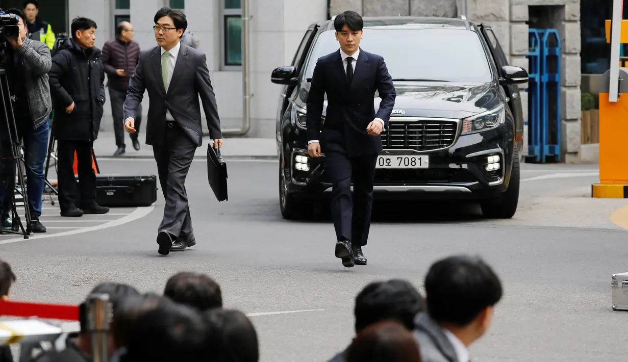 Kpop Idol, Seungri tiba untuk menjalani pemeriksaan di Kantor Polisi Metro Seoul, Kamis (14/3). Pemeriksaan kali ini adalah yang kedua kali bagi Seungri, setelah ia diselidiki pada 27 Februari pada kasus penggunaan praktik prostitusi (REUTERS/Kim Hong-Ji)