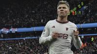 Selebrasi striker Manchester United, Rasmus Hojlund setelah mencetak gol pertama timnya ke gawang Aston Villa pada laga pekan ke-24 Premier League 2023/2024 di Villa Park, Birmingham, Minggu (11/2/2024). (AP Photo/Rui Vieira)