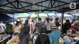 Warga saat berburu hidangan berbuka puasa atau takjil di kawasan Karet Tengsin, Tanah Abang, Jakarta Pusat, Minggu (3/4/2022). Berburu takjil merupakan tradisi umat muslim untuk disantap saat berbuka puasa. (merdeka.com/Iqbal S. Nugroho)
