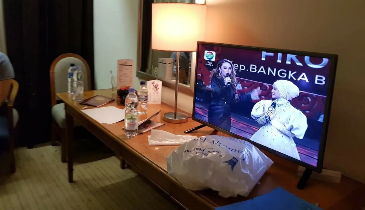 Kondisi kamar yang ditempati politisi Partai Demokrat berinisial AA seusai penggeledahan di hotel kawasan Slipi, Jakarta, Senin (4/3). Politikus AA dikabarkan ditangkap aparat karena penyalahgunaan narkotika. (Liputan6.com/HO/Dit Narkoba Mabes Polri)