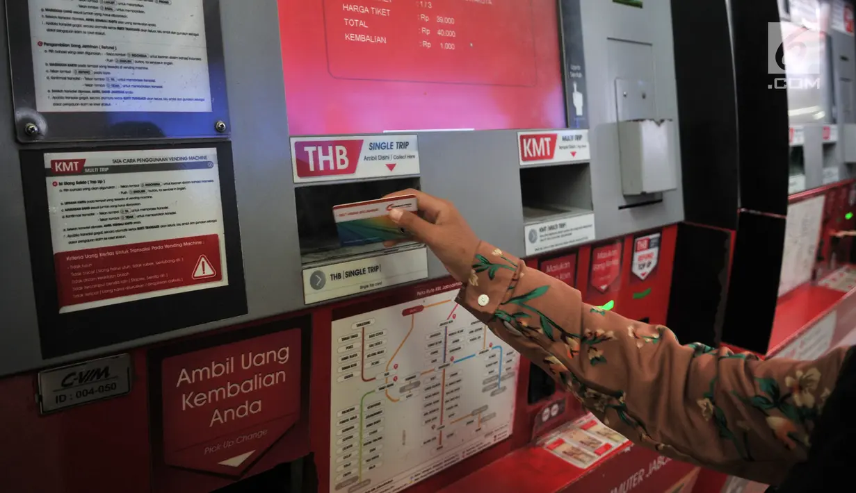 Calon penumpang membeli Tiket Harian Berjaminan (THB) di mesin pengisian Stasiun Sudirman, Jakarta, Rabu (17/7/2019). PT Kereta Commuter Indonesia mulai 1 Agustus 2019 tidak lagi melayani pembelian Tiket Harian Berjaminan (THB) sekali perjalanan. (merdeka.com/qbal S. Nugroho)