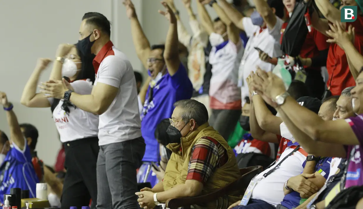 Presiden RI ke-6 Susilo Bambang Yudhoyono (SBY) tampak asyik saat menyaksikan pertandingan voli antara Bogor LavAni vs Jakarta Pertamina Pertamax pada laga PLN Mobile Proliga 2022 di Padepokan Voli Jenderal Polisi Kunarto, Sentul, Bogor, Minggu (16/1/2022). (Bola.com/M Iqbal Ichsan)