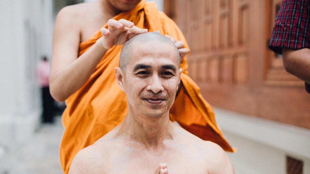 Lebih dari Sekadar Botak, Ternyata Ini Makna Mendalam di Balik Kepala Plontos Biksu Buddha yang Hari Ini Merayakan Waisak