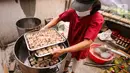 Karyawan menaruh dimsum ke dalam kukusan di Griya Dimsum Bunda Imoet, Serua, Tangerang Selatan, Rabu (9/2/2022). Dibutuhkan 5 kuintal adonan daging ayam per hari untuk membuat dimsum guna memenuhi pasar kuliner dari Jabodetabek, Lampung hingga Jawa Tengah. (Liputan6.com/Fery Pradolo)