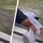 Nelayan ini awalnya hanya ingin mencuci tangan di samping perahu, namun naas dirinya tercebur setelah digigit ikan hiu. Sumber: Instagram @captmarkgore
